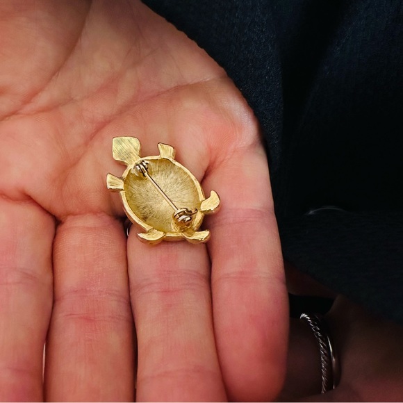 New Oceanic Elegance Turtle Brooch - Picture 5 of 7